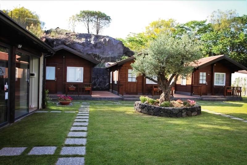 Etna Hut Bed & Breakfast Nicolosi Exterior photo